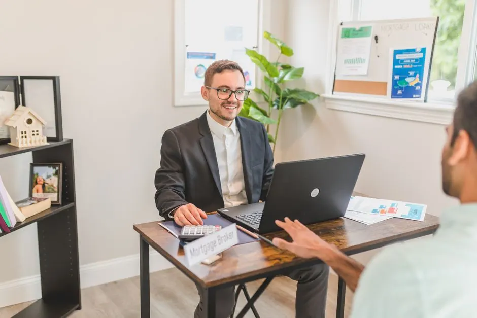 Entrepreneur comparant un dossier bancaire et une campagne de financement participatif en ligne